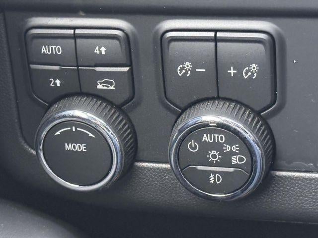 2025 Chevrolet Suburban 4WD LT