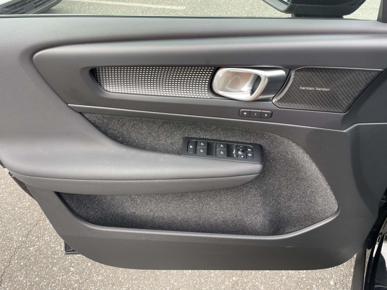 2022 Volvo XC40 T5 R-Design