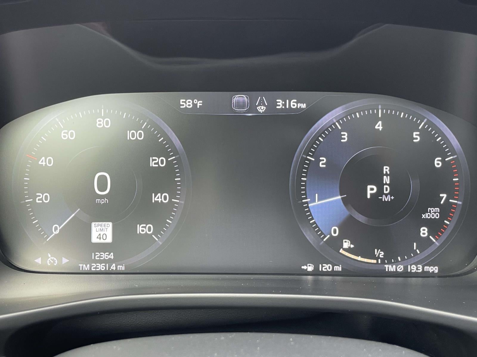 2022 Volvo XC40 T5 R-Design