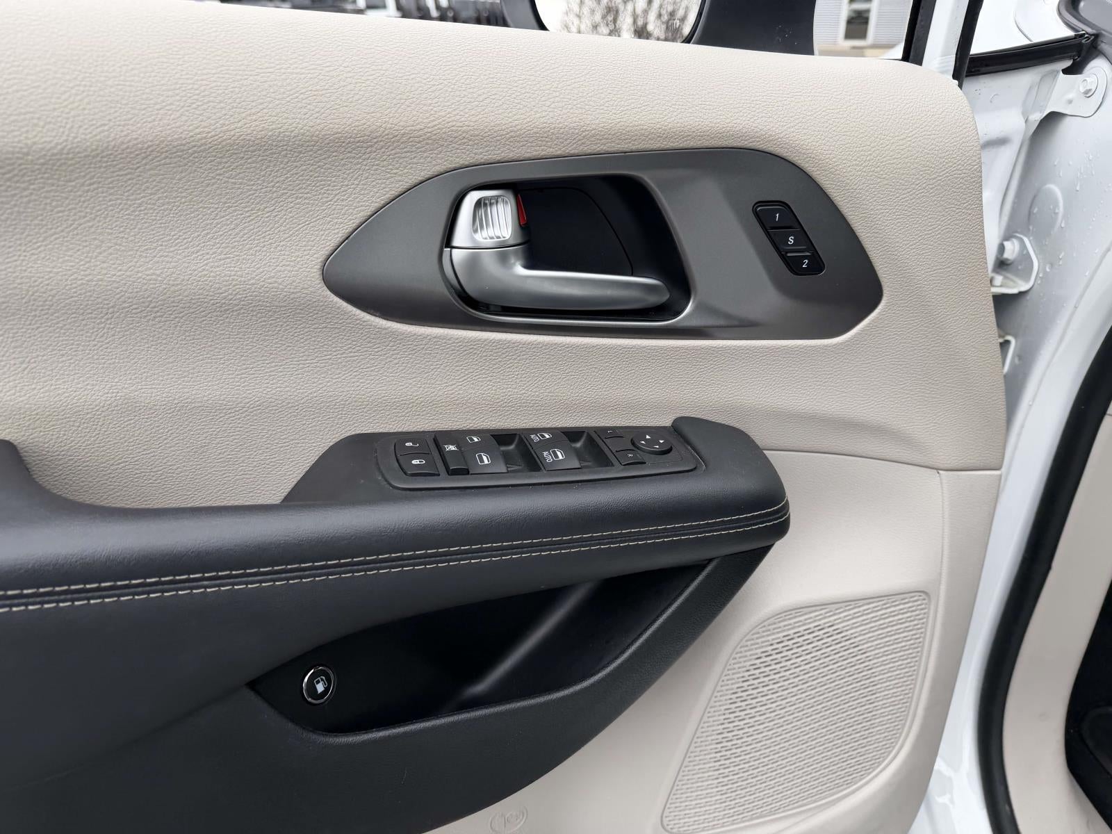 2023 Chrysler Pacifica Hybrid Touring L